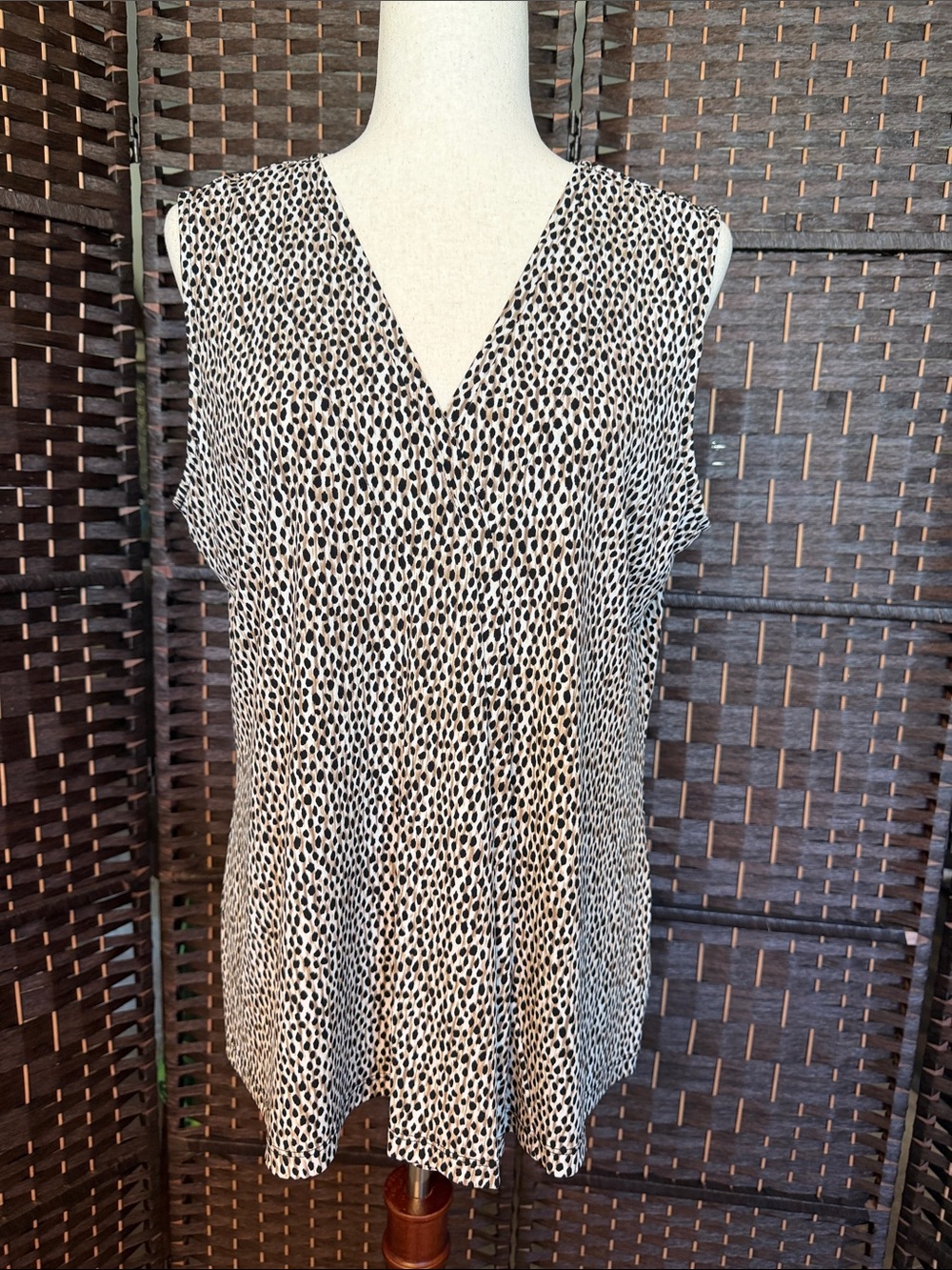 Dana Buchman Black & White Sleeveless V-Neck Printed Blouse